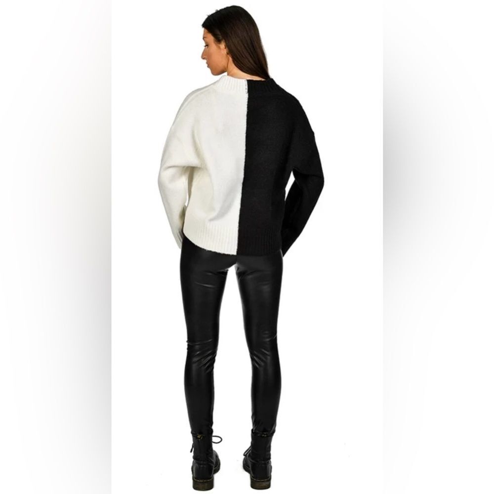 RD Style Black/White V-Neck Sweater in black & white, Size Medium - Picture 3 of 15